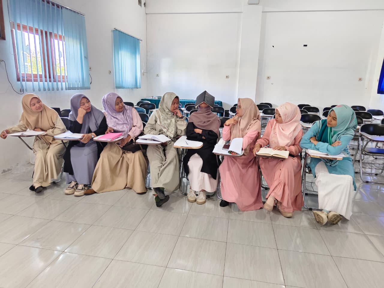 STUDI IMPLEMENTASI KEBIJAKAN PROGRAM UNGGULAN PEMBELAJARAN KOMPUTER DAN DESAIN GRAFIS DI MADRASAH DINIYAH RAUDLATUL ULUM